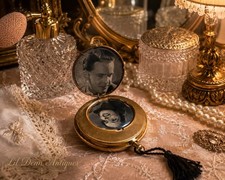 Vintage USA Gold Tone Powder Compact Photo Lo...
