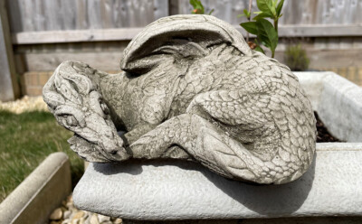 Ruhender Drache Stein Statue | Mythische chinesische Outdoor Garten Ornament Deko