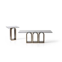 Elegantes Set Aus Zwei Tischen Mit Glasplatten Und BogenfüßEn