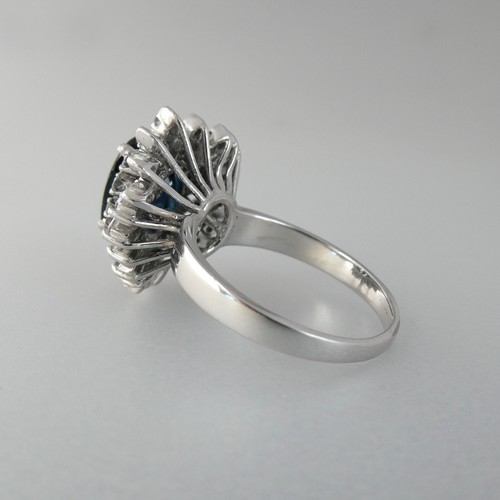 ANILLO VINTAGE DE ORO BLANCO DE 14 quilates con racimo de diamantes y zafiro australiano de 5,45 quilates, talla O - Imagen 5 de 10