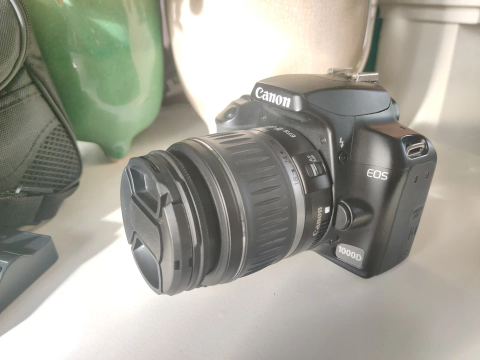 Cannon EOS 1000D Digital SLR Camera 18-55mm Starter Kit Set with Bag. - Image 2 of 4