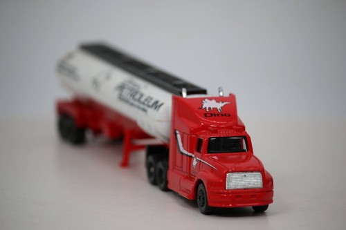 Maisto Highway Hauler Dino Petroleum Tanker Ford Aeromax Semi-Truck 1:64 Scale - Picture 7 of 12