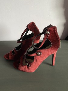guess burgundy shoes