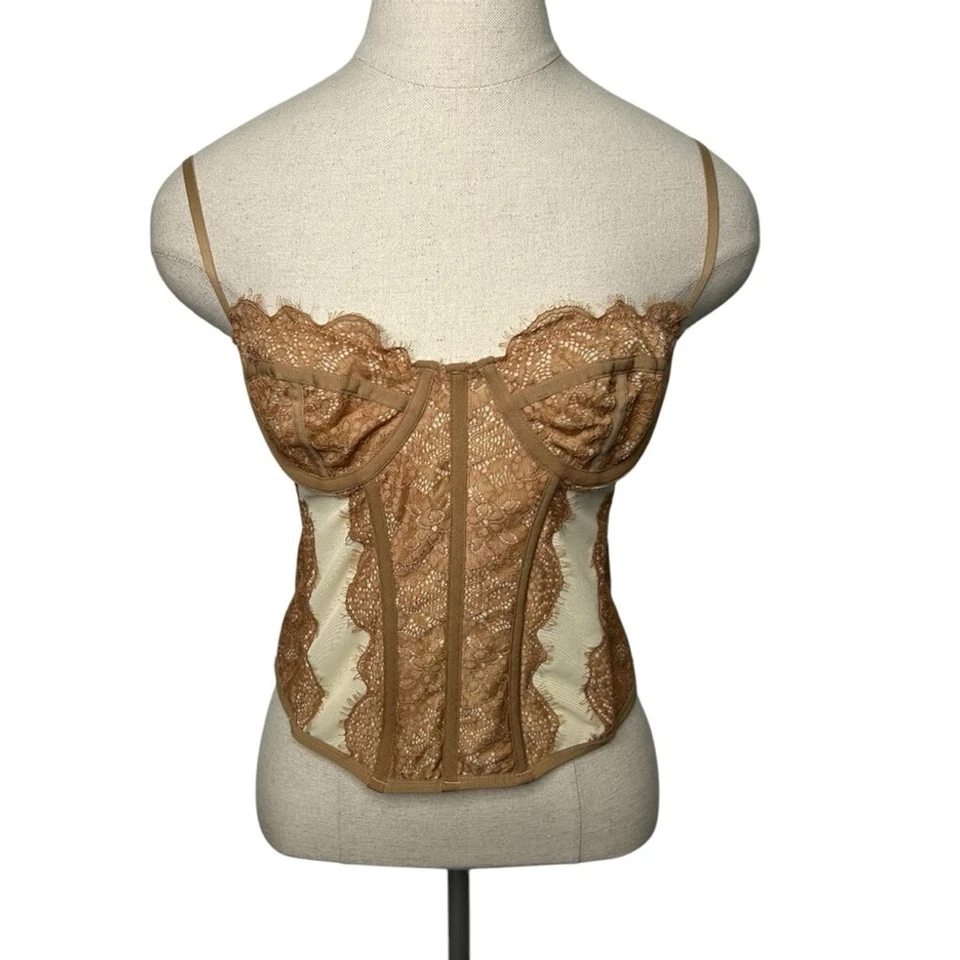 Corsé Amor Moderno Urban Out From Under en Tostado Neutro Talla Grande Foto 3 de 4