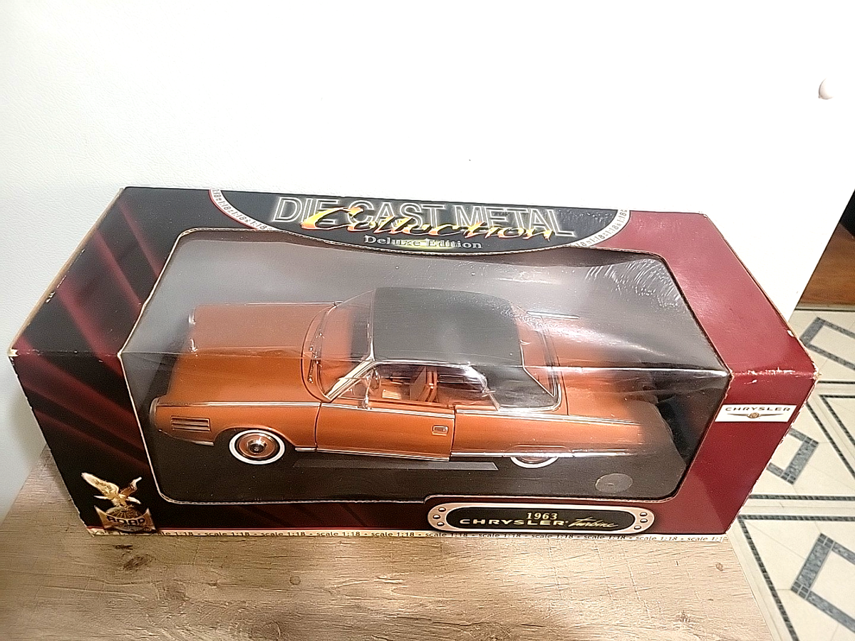 Road Signature 1963 Chrysler Turbine Deluxe Edition Diecast 1/18