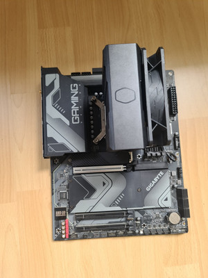 Gigabyte Z790 GAMING X AX 1700 + i7 13700KF + High Performance Kühler CPU Bundle
