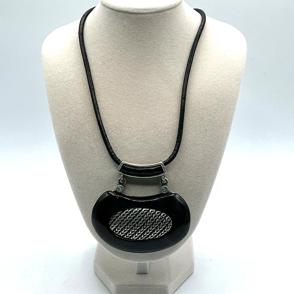 Collar de cuero llamativo colgante grande tono plata piedra negra Chicos Foto 3 de 4