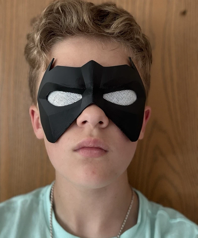 Это черная маска для глаз в стиле супергероя с гладким угловатым дизайном. - Изображение 2 из 2
