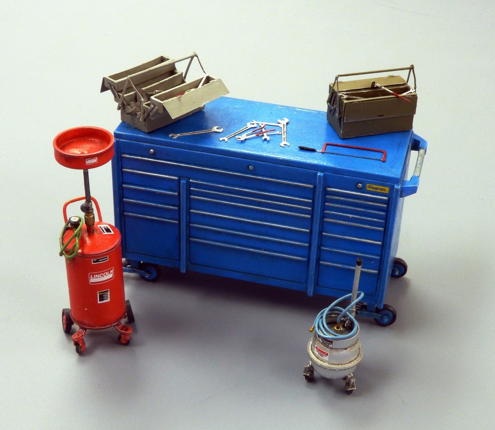Plus Model 497 - 1:35 Plastic Model Building Garage Equipment