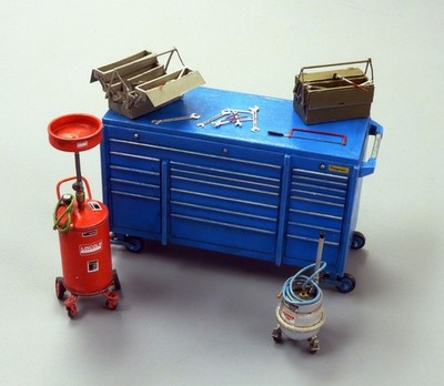 Plus Model 497 - 1:35 Plastikmodellbau Garage equipment