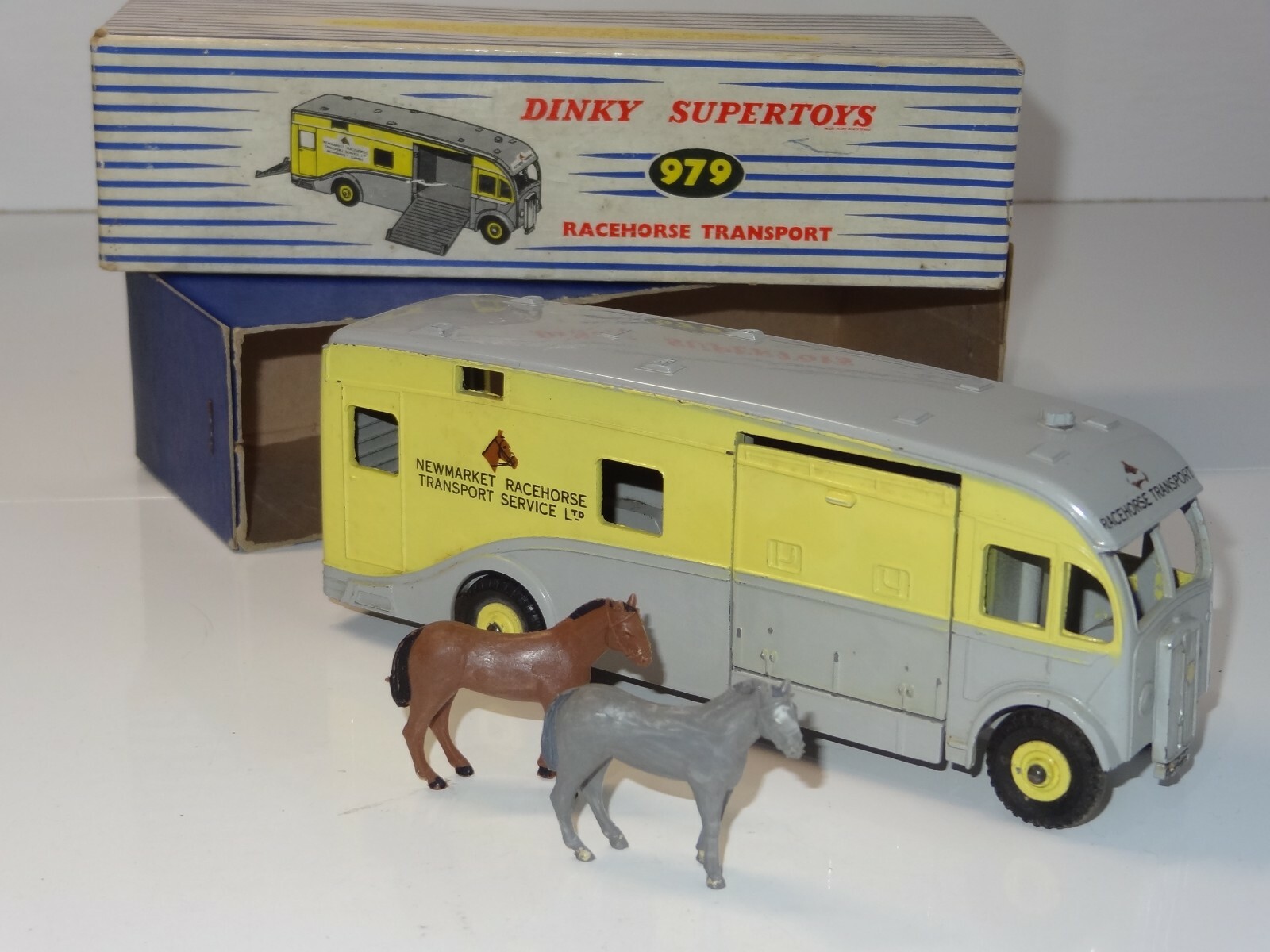 Dinky 979, Racehorse Transporter - Free Price Guide & Review