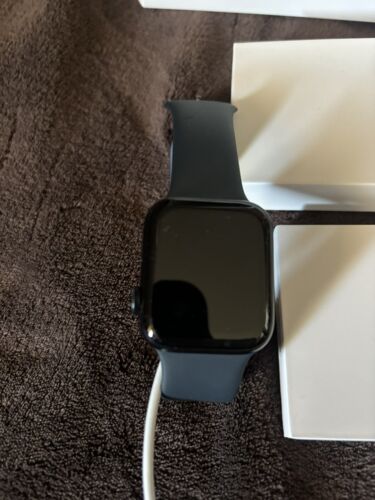Apple Watch SE (2022) 44mm Midnight Aluminum Case with Sport Band, M/L (GPS)... - Picture 1 of 4