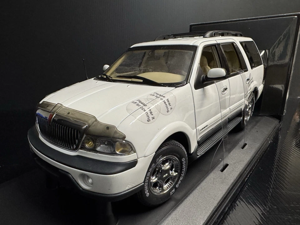 Lincoln Navigator 1998-2002 blanco 1:18 AUTOart 72761 ¡difícil de encontrar! Foto 2 de 4