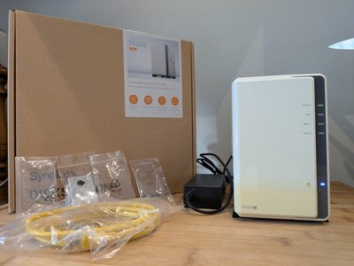 Synology DS220j NAS 2-Bay | OVP + Zubehör | Nie eingerichtet | OHNE Festplatten