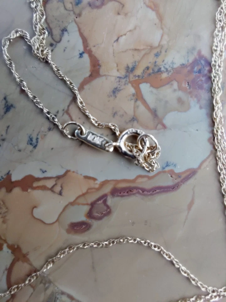 Colgante de donut de ónix 10K Y. G. y flor tallada en fregona por el diseñador chino Heng Ngai Foto 4 de 4