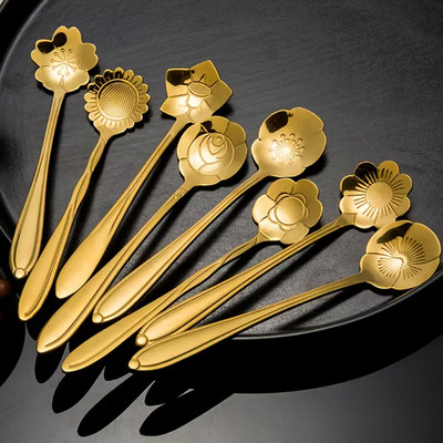 8er Set hübsche goldene Edelstahl Teelöffel mit dekorativem Design.