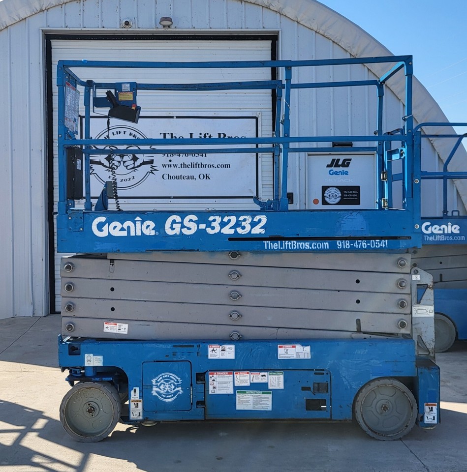 2015 Genie GS3232 32' Electric Scissor Lift with Outriggers Aerial