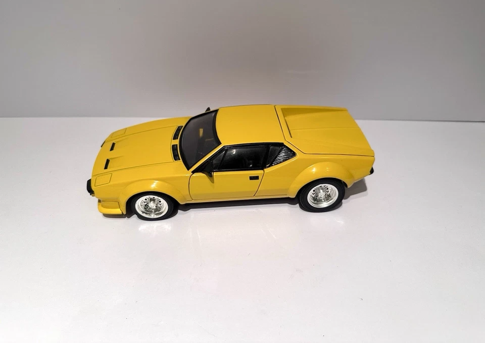 Coche modelo diecast Hot Wheels DeTomaso Pantera amarillo escala 1/18 Foto 2 de 4