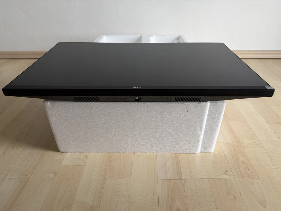 LG UltraFine 27UN880P-B Ergo Monitor 27 Zoll (68,4 Cm) - Bild 3 von 4