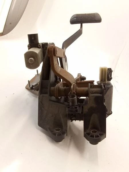 Chrysler Town and Country 2010 montaje de pedal de freno de gasolina OEM Foto 2 de 4