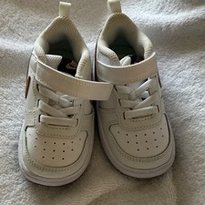 Nike Unisex Kids White Gold Sneakers Hook Loop Lace Up Logo Low Top Flat