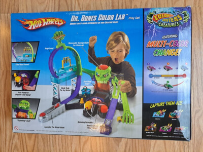 New Hot Wheels DR. BONES COLOR LAB Play Set 2009 Color Shifters