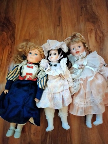 3 Porzellan Puppen Weichkörper & Outfits Sammlerstück  - Bild 1 von 11