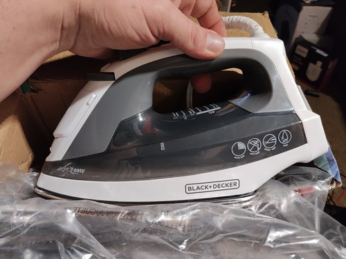 BLACK+DECKER Light 'N Easy Steam Compact Iron, IR1020S in GREY- NEW IN BOX - Picture 4 of 6