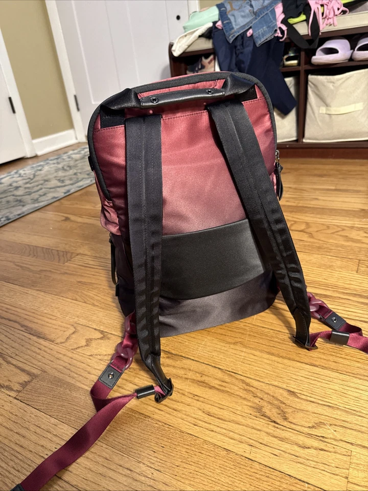 Mochila Tumi Devoe Meadow púrpura iridiscente - Bolsillos para computadora portátil y botella de agua Foto 4 de 4