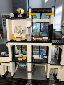 LEGO City: Police Headquarters (7744) 100% complete
