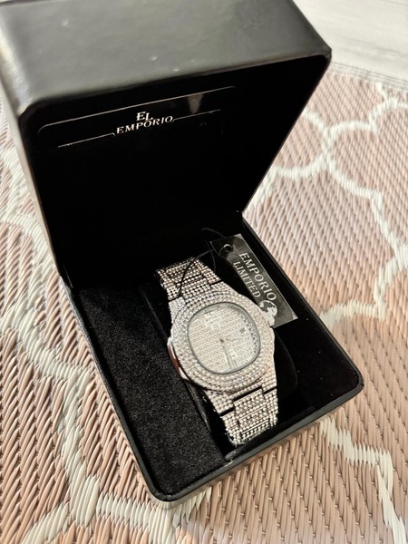 Reloj con diamantes emporio, nuevo y con etiquetas.