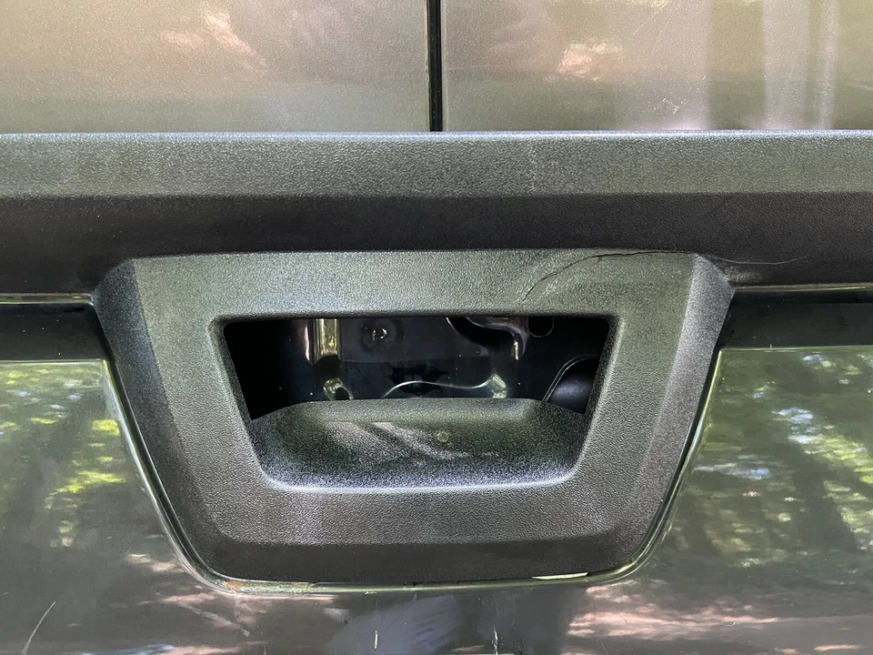 TAMPA TRASEIRA DO PORTA-MALAS CHEVY AVALANCHE 07 08 09 10 11 12 13 - Imagem 4 de 4