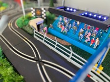 Zubeh&ouml;r Mini Trib&uuml;ne Modellbau 1:43 kompatibel mit Dr!ft Drift Carrera Hybrid
