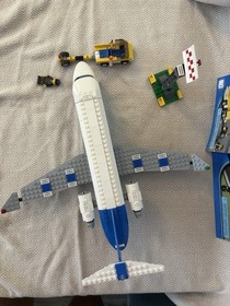 LEGO City: Passenger Plane Airport (3181 - missing 2 mini figures)