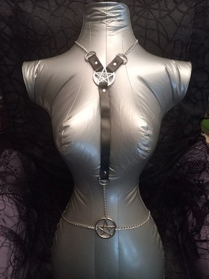 Harness Ketten Gürtel Kunstleder Pentagramm Gothic größenverstellbar Neu (C)