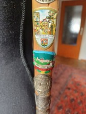 Vintage Spazierstock aus edlem Holz mit vielen alten Abzeichen (Stocknägel).