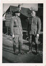 Foto WK2 zwei Soldaten mit Schirmm&uuml;tze und Feldm&uuml;tze vor Fachwerkhaus Dorf X309