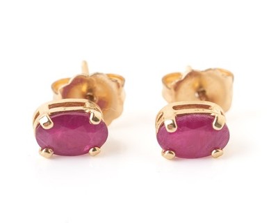 14 Kt Gelbgold natürlicher Rubin Ohrstecker 0,6 Gramm
