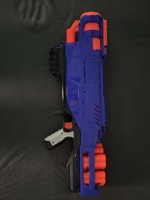 Nerf Blaster mit Trommelmagazin im coolen Design für actionreiche Duelle