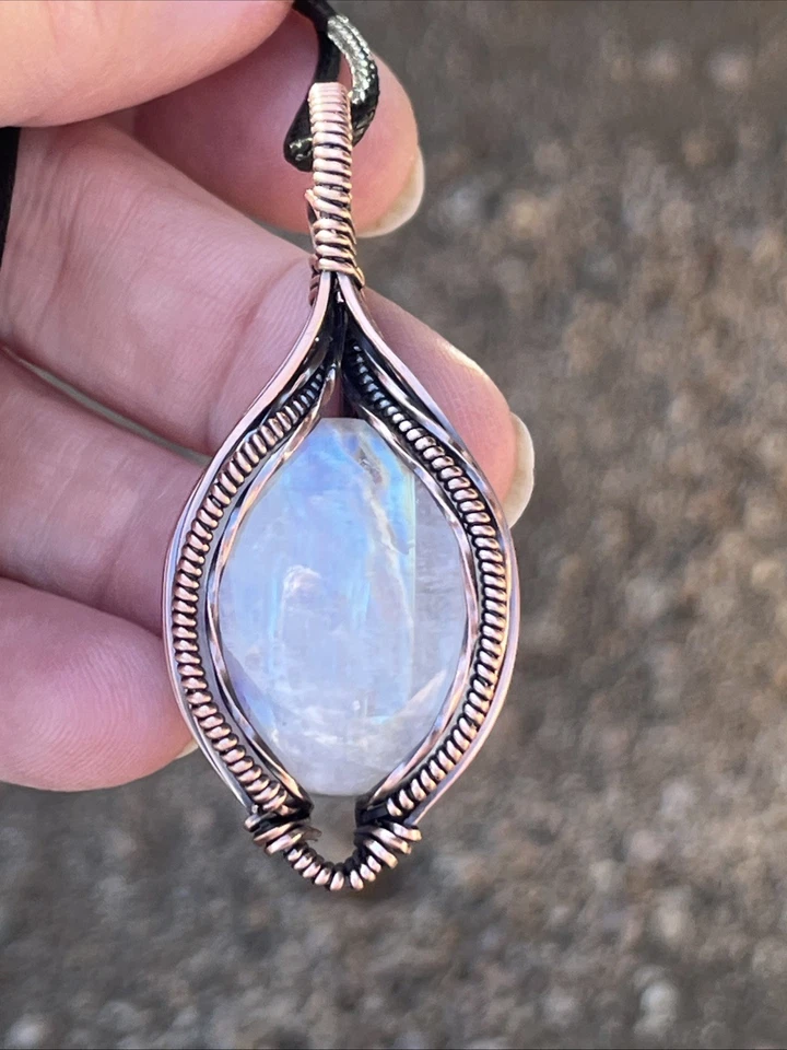 Piedra lunar arco iris ~ colgante hecho a mano envuelto en alambre de cobre 9d Foto 3 de 4
