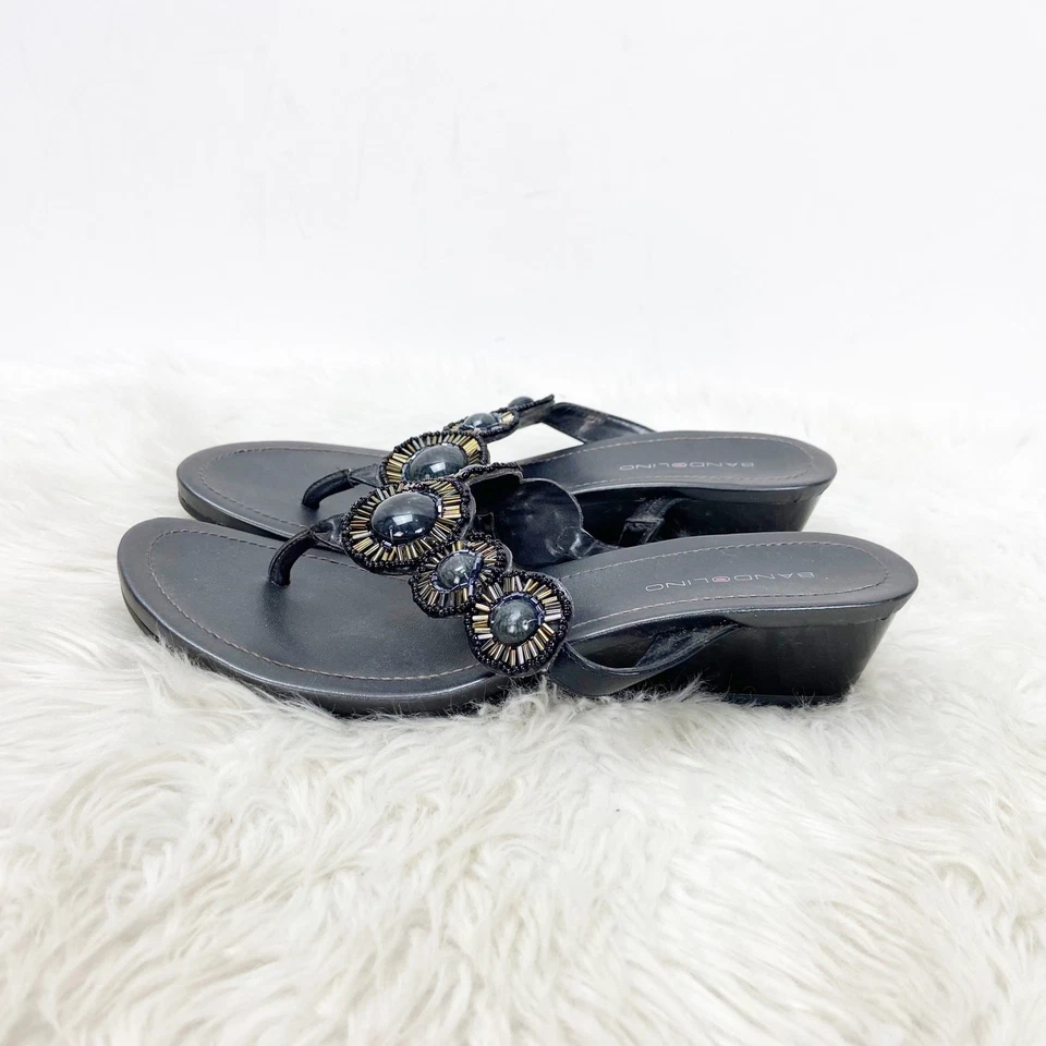 Bandolino 7.5 M 女式黑色人造皮革珠宝装饰丁字裤楔形凉鞋 — 第 4/4 张图片