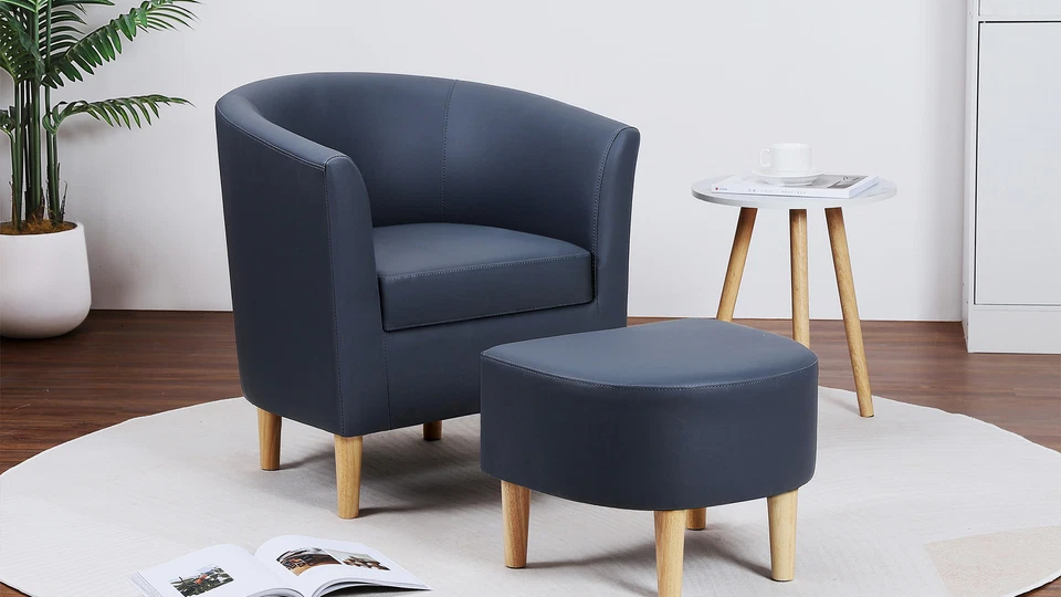 Sillón de sofá individual moderno de cuero sintético con reposapiés otomano Foto 3 de 4