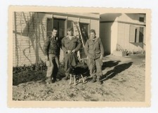 PHOTO snapshot, 3 militaires  uniforme baraquement jeune berger chien