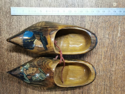 Petits sabots en bois verni avec personnages | eBay