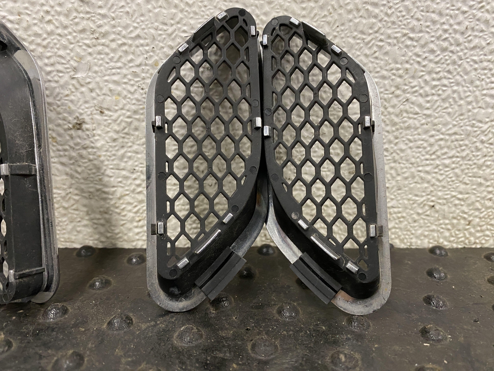 08-12 MASERATI GRANTURISMO FRONT LEFT & RIGHT FENDER VENTS GRILL TRIM