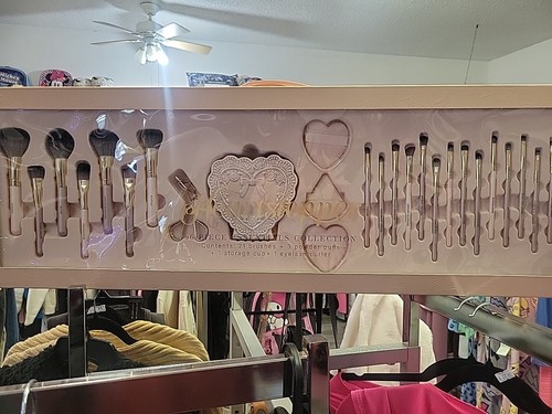 Glitz & Glam Heartstopper PINK Pearl 26 Piece Brush Set/Hair Mist Makeup