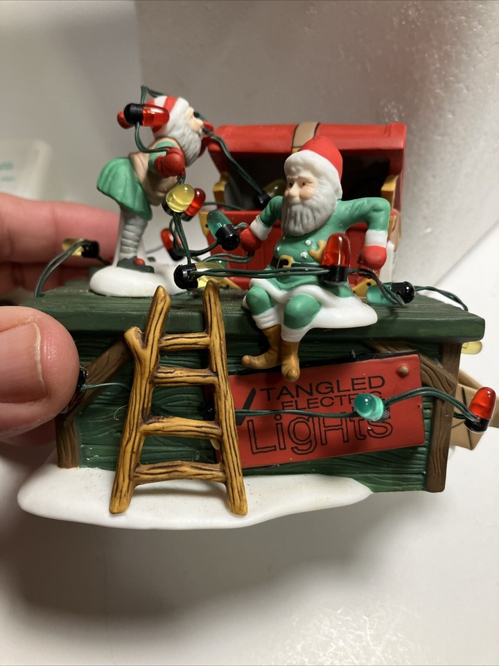 Department 56 "Untangle The Christmas Lights" 56374 Heritage Village