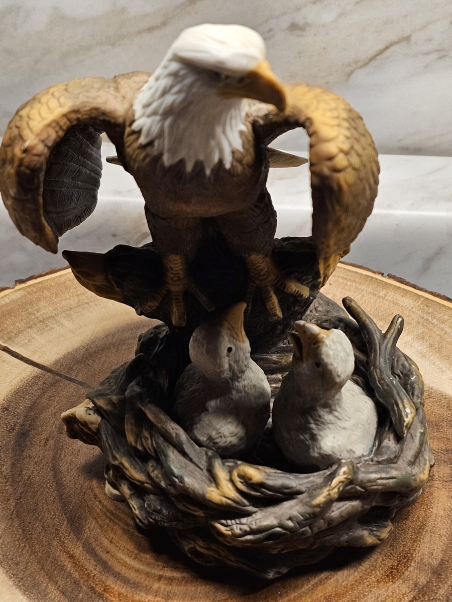 Bald Eagles フィギュリン 親子 ヒナ Vintage Bald Eagle Perched on Nest With 2 Baby Eaglets 6.5 Inches
