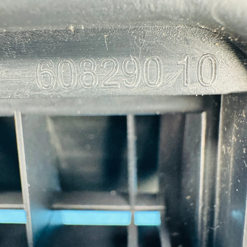 2012–2017 BMW 650i xDrive Rear Body Vent Valves Set (Left & Right) OEM 6962293 - Image 2 of 4