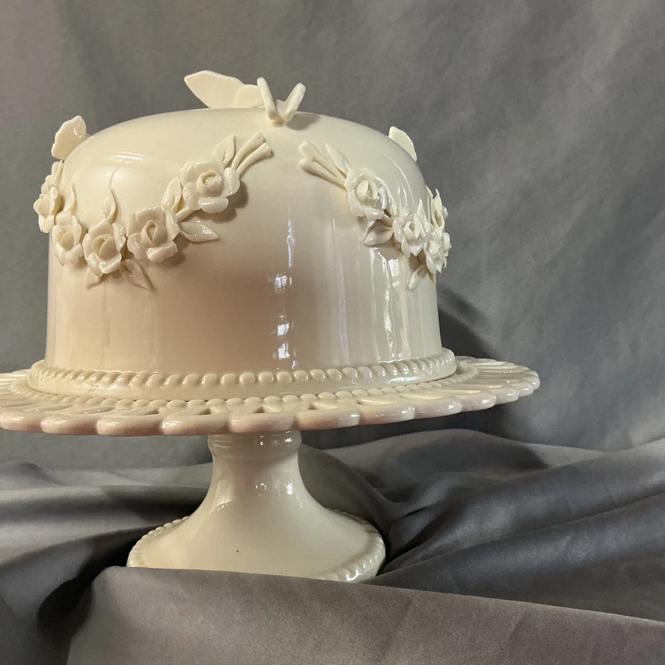Suporte para bolo de porcelana Godinger marfim com tampa abobadada floral borboleta excelente - Imagem 2 de 4